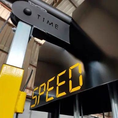 Marca Speed cortada a plasma na estrutura do equipamento
