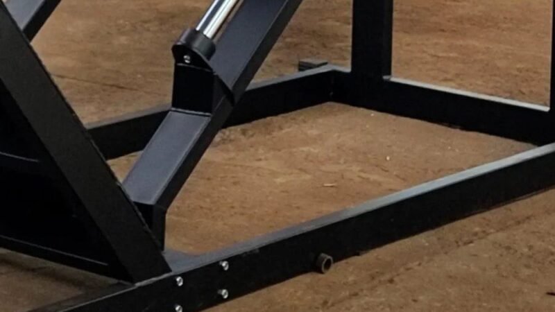 Base soldada e guias cromadas de um equipamento de musculação
