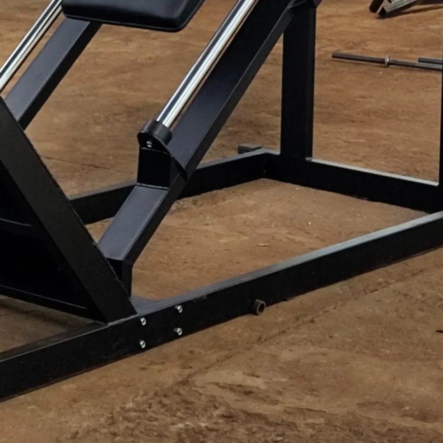 Base soldada e guias cromadas de um equipamento de musculação