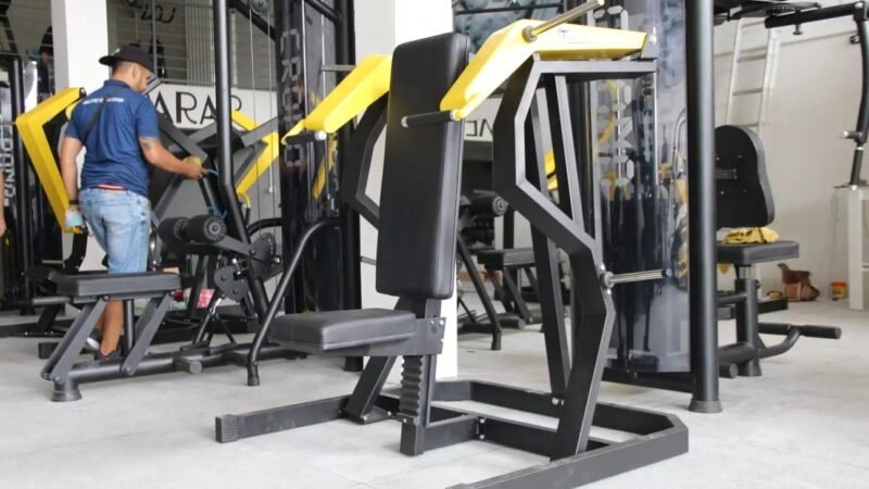 Equipamentos de musculação em acabamento no chão de fábrica