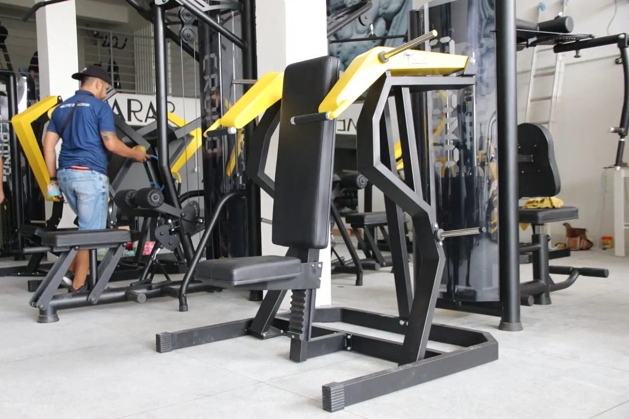 Equipamentos de musculação em acabamento no chão de fábrica